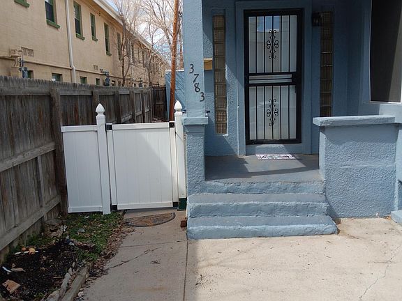 Front of 1/2 duplex.