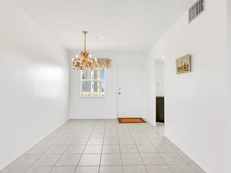 2555 NE 11th St #804 — Photo 3
