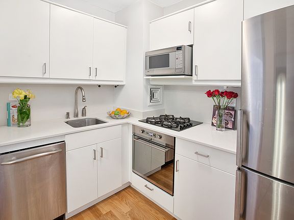 3rd image of 301 E 48th St APT 7M