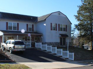 2 Hamlet Rd, Levittown, PA 19056