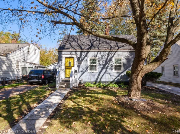 18933 Kenosha St, Harper Woods, MI 48225