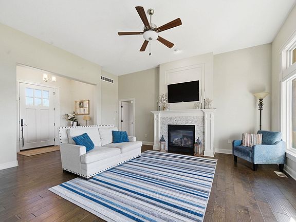 4th image of 1109 E Rosemont Pl