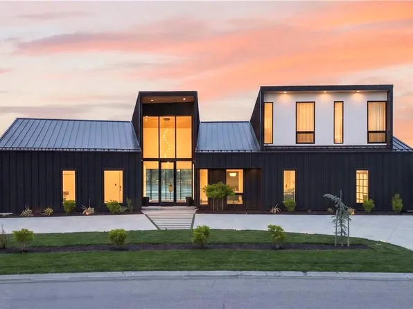 16 Seminole Cir, Lake Winnebago, MO 64034