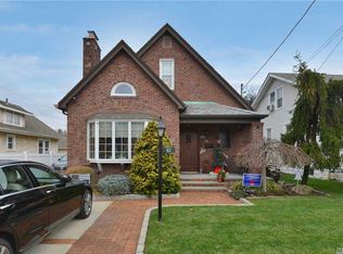 113 Stuart Ave, Malverne, NY 11565
