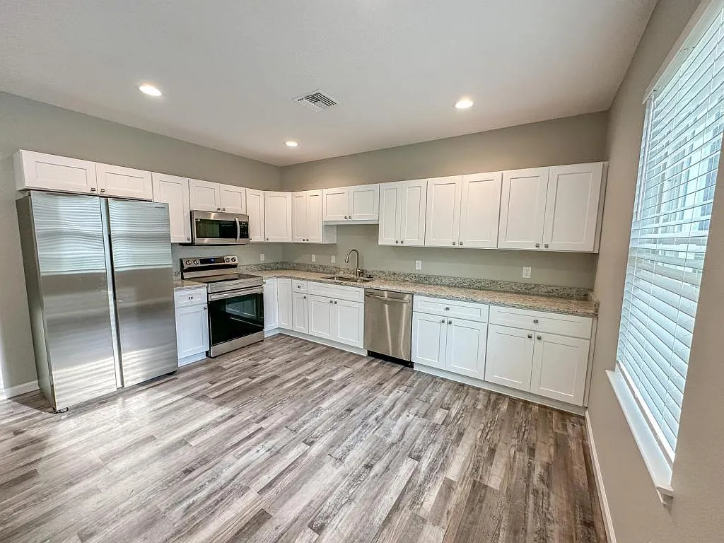 425 Thompson Ave — Photo 3