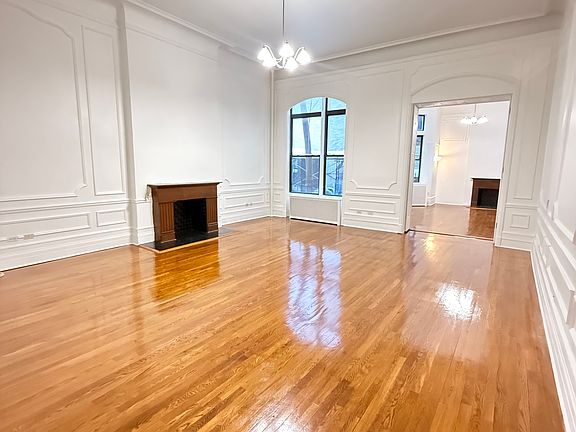 2nd image of 130 E 61st St APT 1B