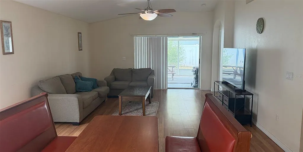 4 bed, 2.5 bath, 1978 sqft, $2,400 — Photo 3