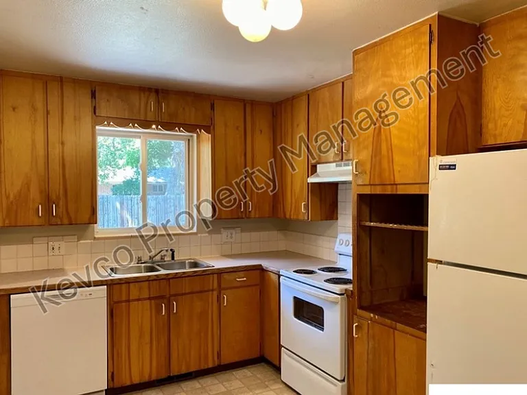 1940 W Lake St — Photo 5