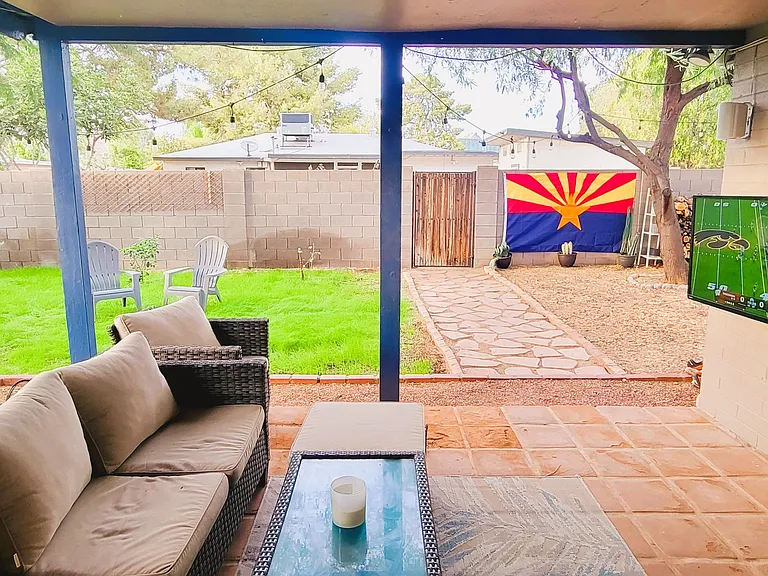 2446 E Minnezona Ave — Photo 19