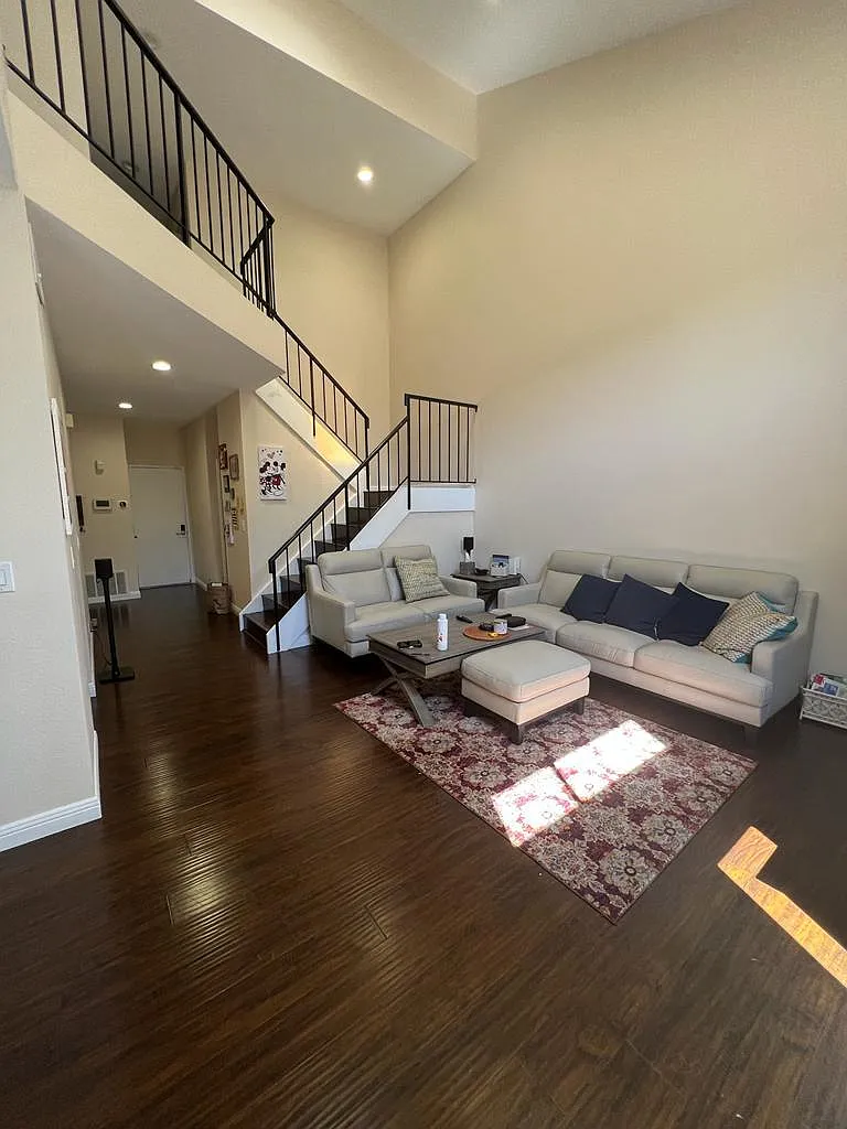 3 bed, 2.5 bath, 1600 sqft, $4,200 — Photo 1