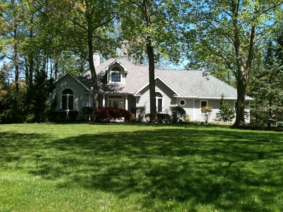 1st image of 10 Southwood Shores Dr