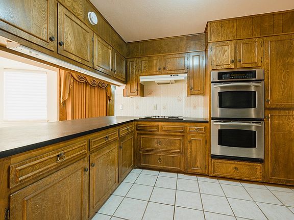 5th image of 15 Knoll Cir