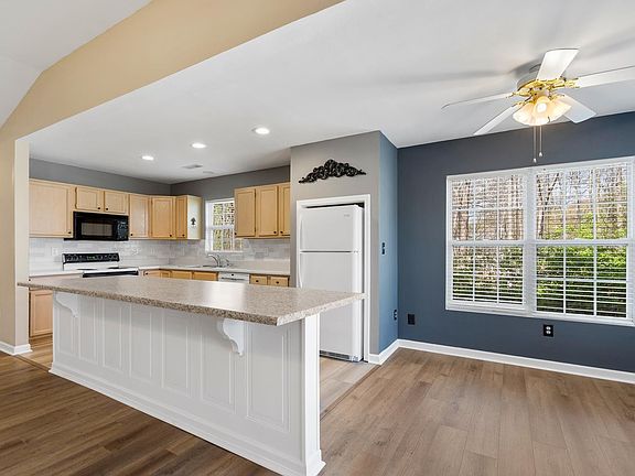 5th image of 146 Brookhill Pl