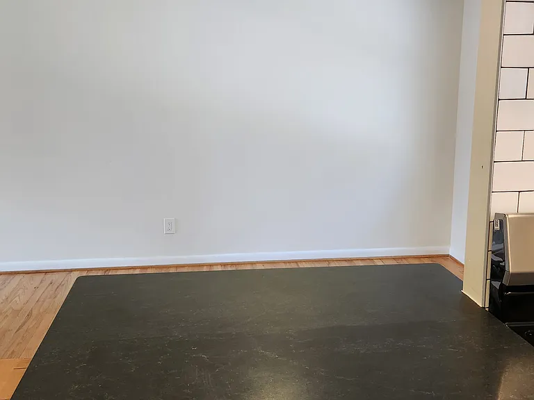 210 E North St — Photo 7
