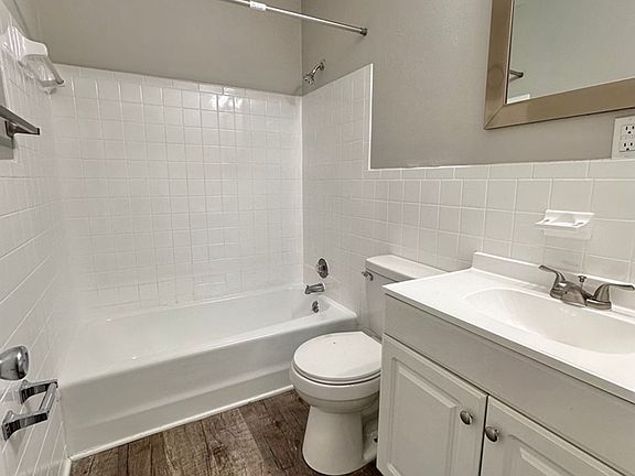 2nd image of 2000 Dutch Valley Dr APT 22