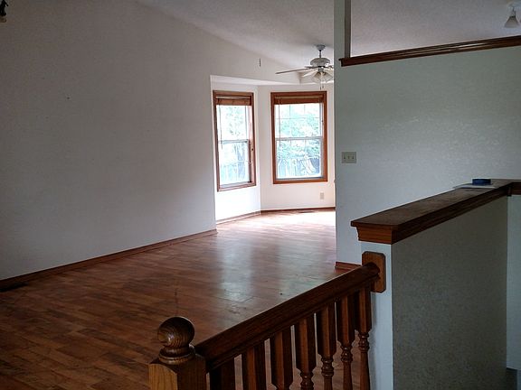 3rd image of 409 E Oakwood Dr