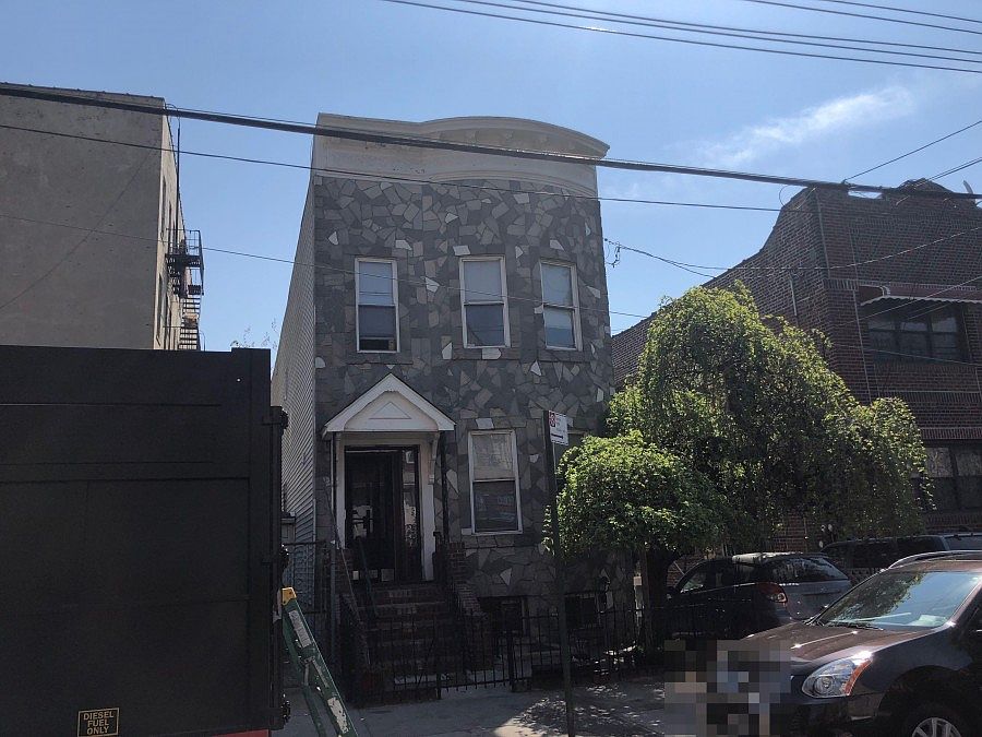 2nd image of 515 Crescent St