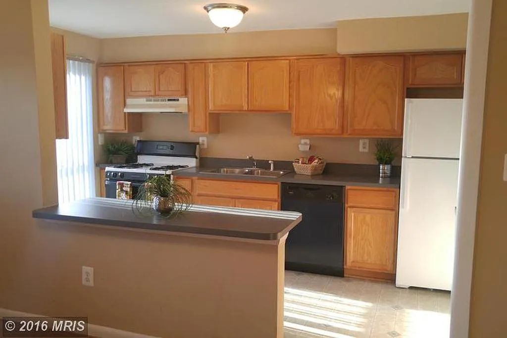 1133 Linden Ave — Photo 2