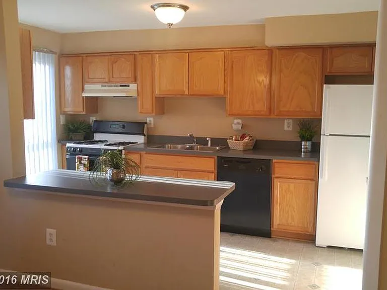 1133 Linden Ave — Photo 2