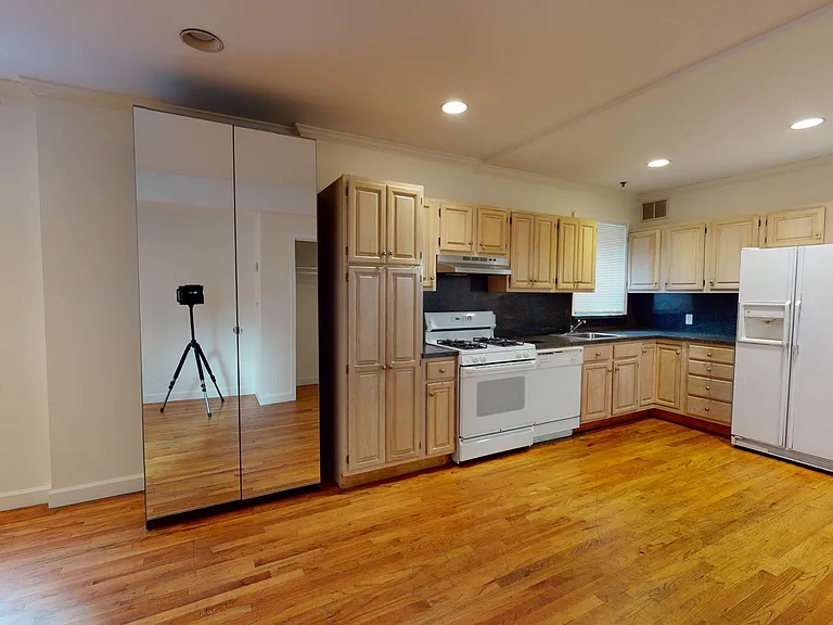 246 E 44th St #3 — Photo 4