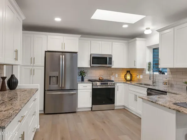 8020 N La Oesta Ave, Tucson, AZ 85704