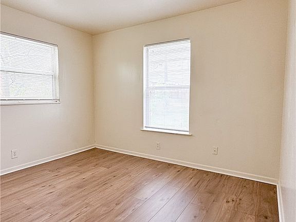 5th image of 511 W Hallmark Ave