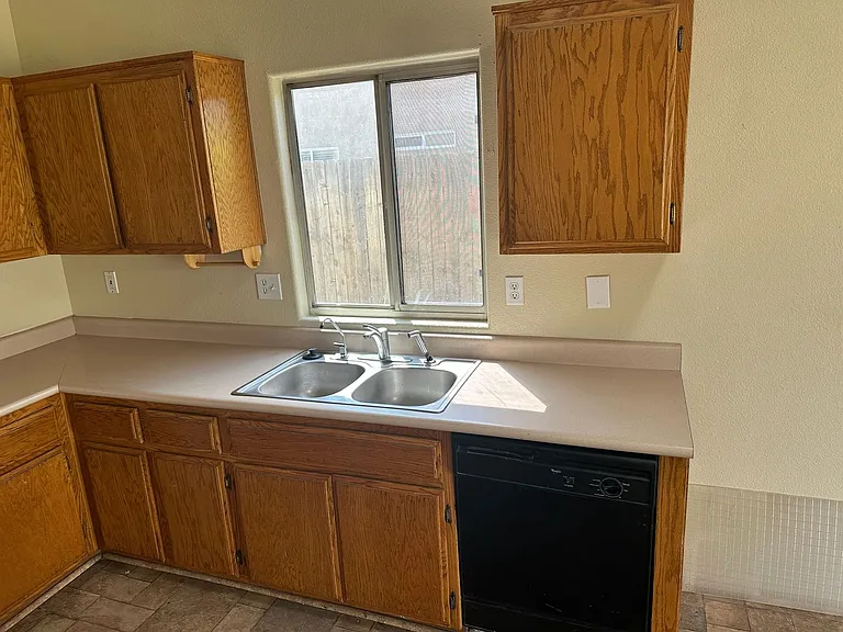 920 Alder Ave — Photo 3