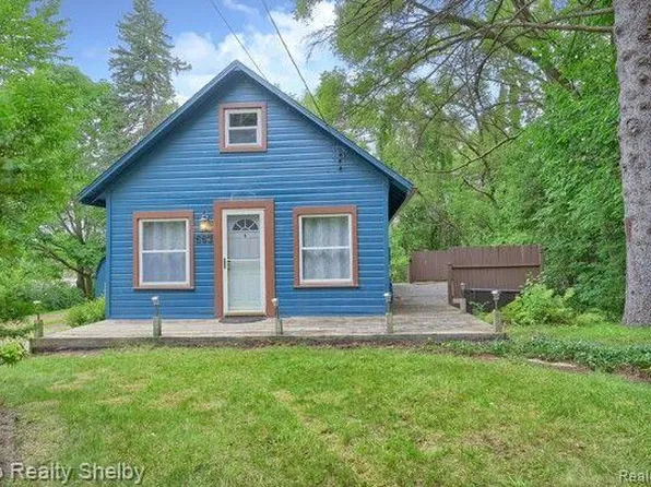 663 Private Dr, Howell, MI 48843