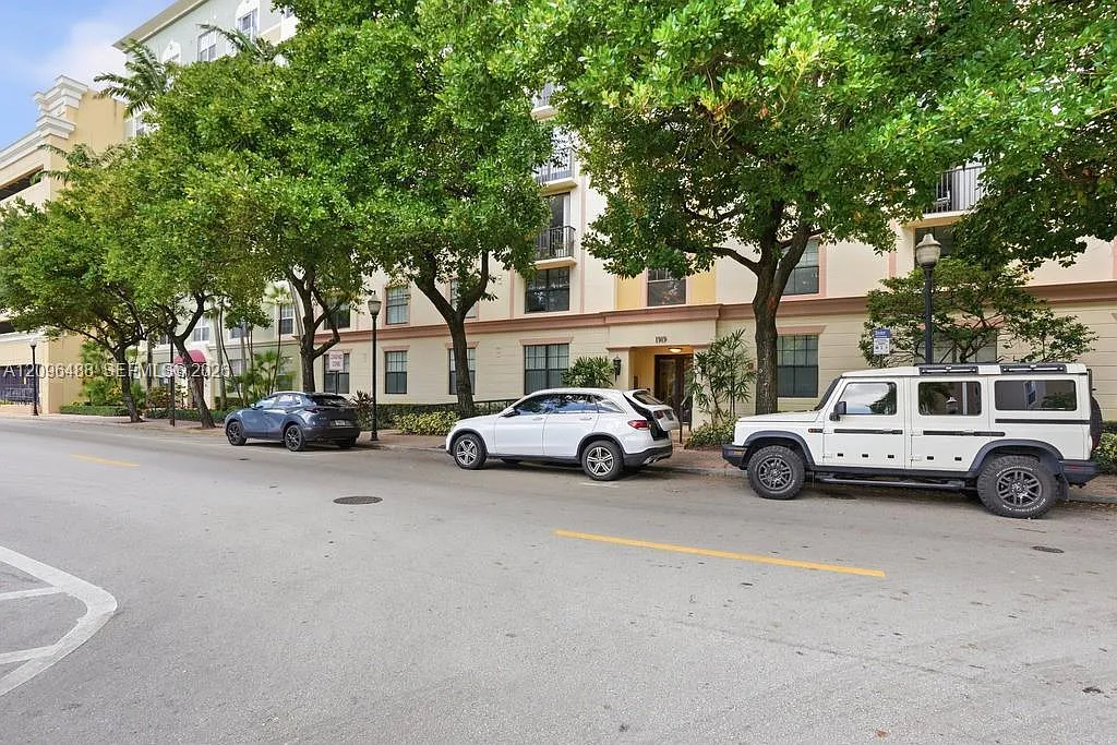 Regent Park Condo — Photo 3