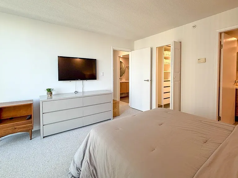 1383 Marinaside Cres #1702 — Photo 37