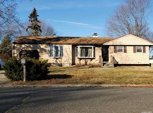 7 Newport Dr, Pt Jefferson Station, NY 11776