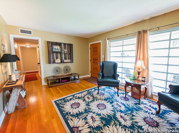 5th image of 127 Waxwood Ln