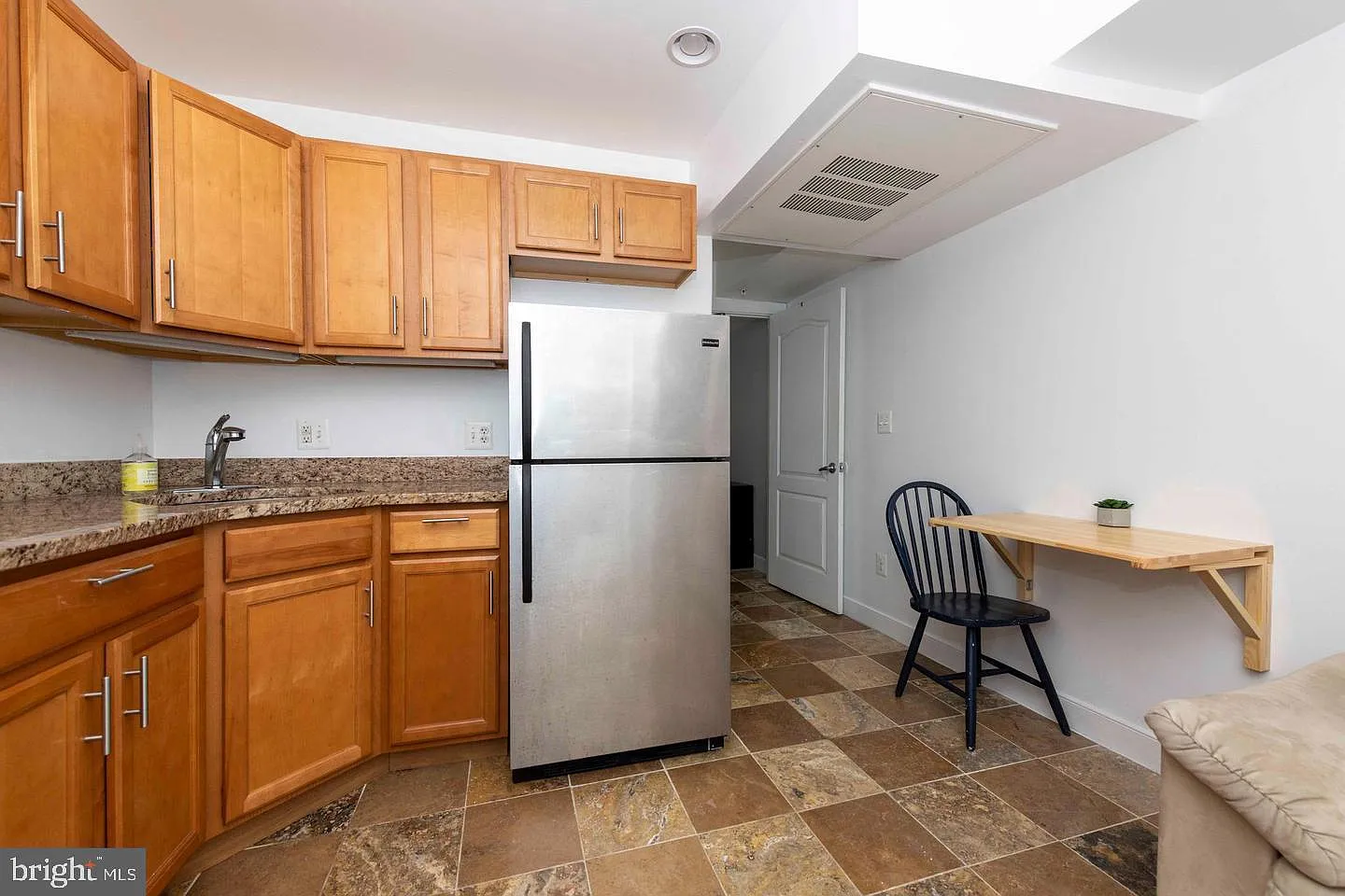 1 bed, 1.0 bath, 1001 sqft, $1,300 — Photo 2