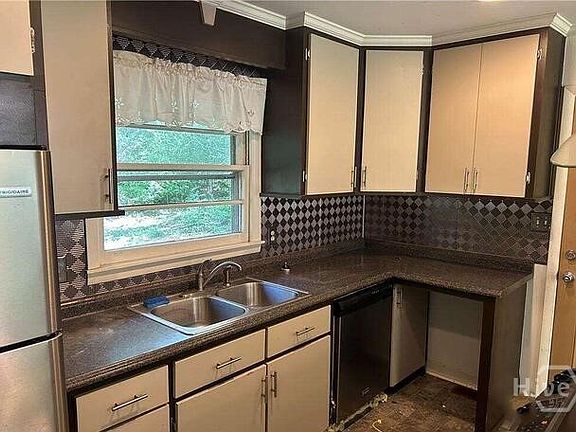 4th image of 150 Sherwood Dr