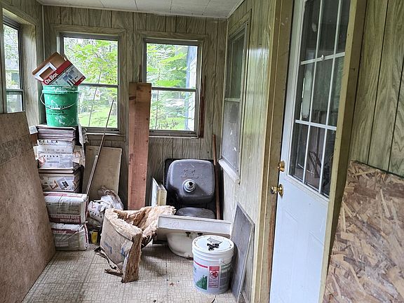 5th image of 227 Spring St
