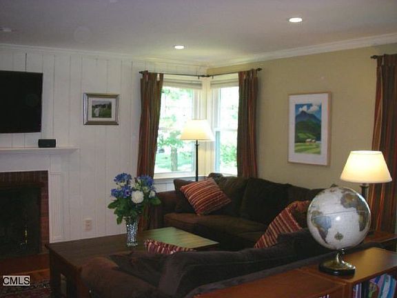2nd image of 19 Deepwood Ln