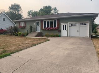 437 W 8th St, Grafton, ND 58237