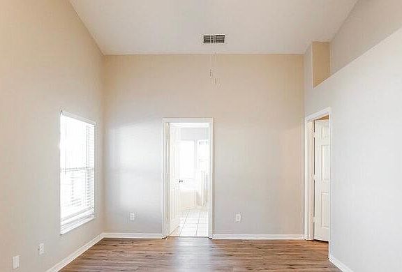 5th image of 767 Lakeview Ct