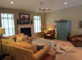 935 Oak St, Robins, IA 52328