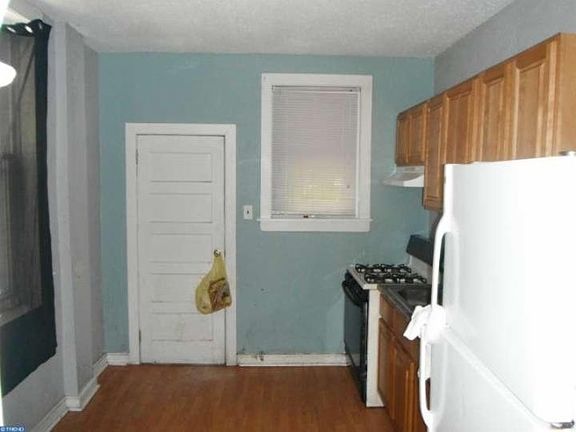 4th image of 254 E Stella St
