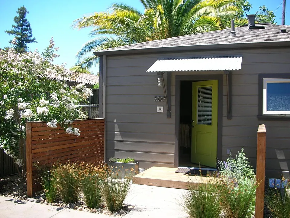 Charming cottage within three minutes of downtown Plaza