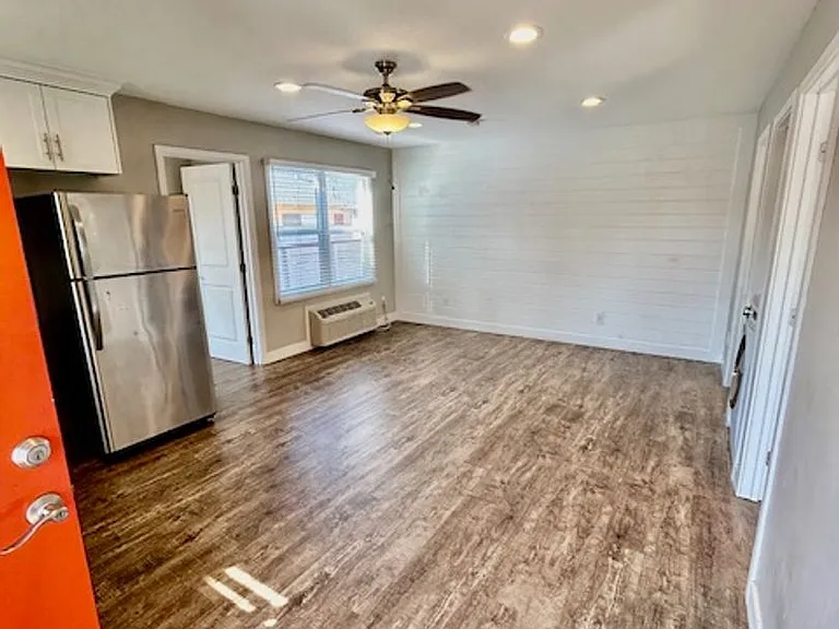 Beautiful Renovated 2bd with Yard — Photo 5