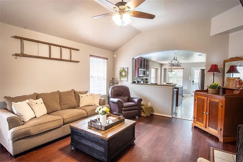 3 bed, 1605 sqft, $2,300 — Photo 4