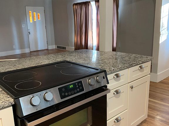 Kitchen with breakfast bar