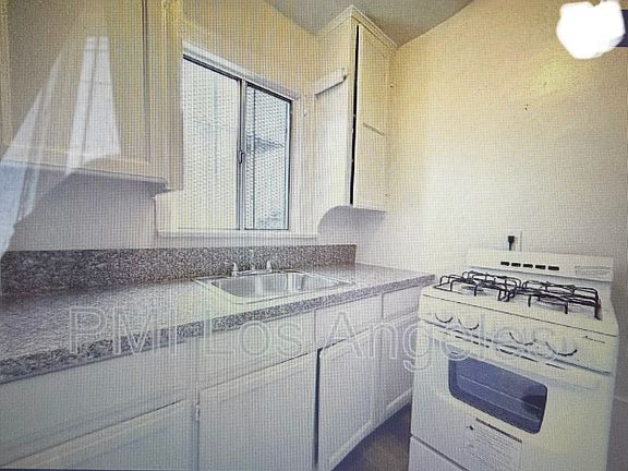 4th image of 1139 E 68th St