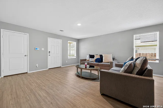 3 bed, 3.0 bath, 4399 sqft, $1,600 — Photo 4