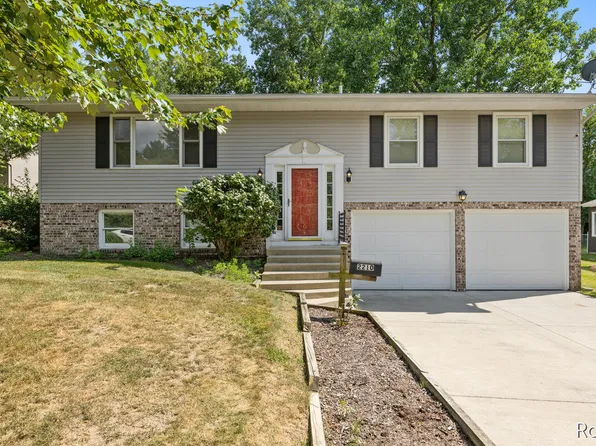 2210 Skyline Dr NW, Grand Rapids, MI 49504