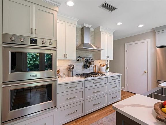 Calling all cooks. Cook your delicious recipes on the gas cooktop. Bake bread and pies in the double oven. Always nice to have a double oven to use for large gatherings.