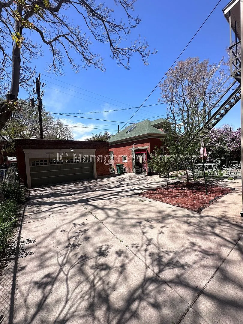 Building Photo - 1565 N Race St