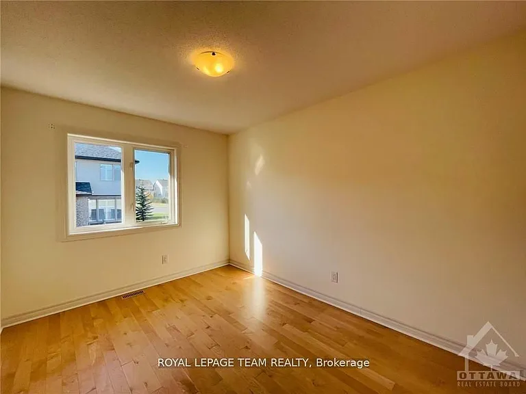 1189 Tischart Cres — Photo 23